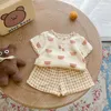 Kledingsets Kid Zomer Nieuwe Casual Set Cute Bear T -shirt Baby Girl Kersen Korte mouwen Tops en Simple Plaid Loose Cotton Shorts Boy Suit Z0321