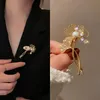 Złoty kolor Ginkgo liść broszki dla kobiet przyjęcie weselne metal imitacja Pearl Plant Liść broszki pin moda femme bijoux klejnot