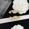 Brocos de pérolas vintage broches de moda broooch 18k pinos de ouro acessórios para presentes Hollow out design de design romântico Love Broche Springtime Party Ornamentos com caixa