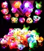 Andra evenemangsfestleveranser 24 Pack LED Light Up Bumpy Rings Favors For Kids Priser Box Toys Födelsedagsklassrum Rewards Treasure Toys Glow Party Supplies 230321