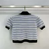 23SS Summer Women Designer Tee Knits T قمصان المصمم مع زر لرسالة الفتيات قميصات محصول عتيقة مصممة مدرج مخطط تمتد قصيرة الأكمام القميص