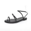 Sandalen nieuwe zomer designer gevlochten band platte sandalen vrouwen clip teen Romeinse strand slides schoenen vrouwelijke uitsparing sandalias weave casual schoenen G230321