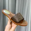 2024 Luxusmarke Designer Hausschuhe Slide Tanga Sandale Braun Leder Buchstaben Sandalen Frauen Slipper Männer Slides Waterfront Nieten Strand HausschuheOM