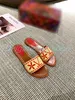 Mules Light designer lock it chinelo feminino flat mule slide Perfurado sapatos masculinos de luxo bege lona bege solado de couro sandália de piscina de verão dourada