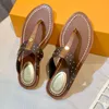 Lyxvarumärkesdesigner tofflor Slide Thong Sandal Brown Leather Letters Sandaler Kvinnor Slipper Män glider vid vattnet