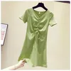 Lässige Kleider 2023 Sommer Avocado Green Kordelzug V-Ausschnitt Kurzarm T-Shirt Mittellanges Kleid Enge Party Damen Kleine schwarze Baumwolle