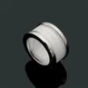 Anel de designer clássico para mulheres moda anel de cerâmica preto e branco de ouro rosa titânio aço de aço larga e estreita versão casal casal anel de aço inoxidável presente