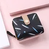 Plånböcker Kvinnor Söta plånboks blixtlås Buckla Folding Girl Märke Designad Pu Leather Small Coin Purse Female Card Holder 2023