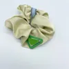 Designer hipoalergênico de scrunchie de fio de fio hipoalergênico roxo preto verde triangular colorido tag elástico faixa de borracha atraente adorável desenho de gravata