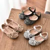 Flat Shoes Children 2023 Девушки принцесса кожаные блески стразы светильники сияющие вечеринка свадьба дети wugege