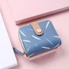 Plånböcker Kvinnor Söta plånboks blixtlås Buckla Folding Girl Märke Designad Pu Leather Small Coin Purse Female Card Holder 2023