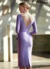 Lavanda Backless Mother of the Bride Dresses Bains Aplique o vestido de convidado de casamento de vestido de mangas compridas Bateau decote no joelho de cetim, vestidos de noite de cetim peplum