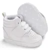 Premiers marcheurs né bébé chaussures garçon fille classique sport semelle souple en cuir PU multicolore Walker baskets décontractées blanc baptême 230322