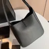 럭셔리 여성 크로스 바디 백 대기업 금속 로고 후크 오픈 플랩 디자인 디자이너 패션 소 가죽 가벼운 어깨 가방