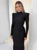 Vestidos de festa Hugucitar Solid Slave Longa com ombreiras Turtleneck Maxi Dress 2022 Ano Novo Mulheres Fashion Streetwear Elegante Skinny Y2303