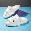 Nieuwe kinderschoenen Cartoon Slipper Sandalen Kinderen Glijbanen Schuim Slippels Boy Gril Beach Sandalen Schoen Peuter Kerstmisloper Zwart White Green Summer Slippers