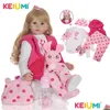 Bonecas keiumi 24 polegadas Adorável Reborn Baby 60 cm de pano macio corporal Vinil Gold Curls Doll Rebornta Toys para o Dia da Criança Presente Deli Deli Dhmei