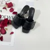 2024 NUOVE pantofole in morbida pelle nappa imbottita scivolo sandali con plateau estivi scarpe slip-on triangolo fibbia in metallo appartamenti da donna designer di lusso tacco alto calzature di fabbrica