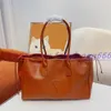 Hoogwaardige mode Luxe handtassen Tas Vrouwen Verwijderbare en verstelbare schouderband Designer Tassen Cross Body Handtas Cabas Triomphe Mini Tote Handtassen Tas