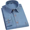 Camicie casual da uomo Camicie a maniche lunghe in denim da uomo Primavera Autunno Colore puro Casual Slim Fit 100 cotone Confortevole Soft Top Camicie da uomo lavate con sabbia 230322