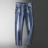 2023 lente/zomer lichtblauwe jeans modehardware decoratie elastische slanke fit kleine voeten denim broek mannen