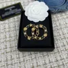 Luxus Frauen Designer Marke Brief Broschen Schmuck Handgemachte Leder Brosche Männer Heiraten Hochzeit Party Tuch zubehör