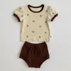 Kläduppsättningar födda babyflickan pojke kläder sommarplädblomma blommiga bomullsbarn kläduppsättningar korta ärmstoppar t-shirt shorts 2 st baby outfits 230322