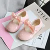 Tênis primavera outono bebê meninas sapatos fofos patente de couro princesa sólida cor de cor sólida gilrs dançando os primeiros caminhantes smg104 230322