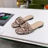 Nouvelle designer Femmes Luxury Brand Top en cuir Slippers Vintage Hollow Out Flat Talon Sandins extérieurs sexy