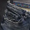 Jeans för män Europeiskt vintagemode Herr Retro Blå Elastisk Slim Fit Ripped Broderi Designer Casual Denim Pencil Byxor