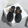 Slaytlar Metal Tasarımcılar Toka Slayt Sandalet 9 Renk Flip Floplar Kadınlar için Günlük Plaj Yürüyüşü İzleri Moda Tory Düşük Topuk Düz Terlik Ayakkabı 2024 78