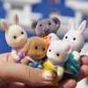 Keukens spelen voedselpoppenhuis miniatuurmeubilair 112 Forest Family Bunny School Bus rendier poppen simulatie accessoires huis voor meisje cadeau 230322
