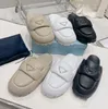 2023 Scarpe firmate Triangolo Logo Pantofole Sandali Pantofole da donna Nuova moda Morbida pelle di pecora Scarpe Outdoor Beach Hotel Baotou Punta rotonda Fondo spesso antiscivolo Taglia