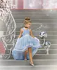 Hellhimmelblaue Blumenmädchenkleider mit Spitze, High-Low-Festzug-Kleider für Hochzeit und Geburtstag, gestuftes, rückenfreies Kinder-Festzug-Kleid