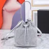 Crystal Bucket Bag Mini Tygväskor Fashion Crossbody Purse Women Axel Handväskor Diamonds Triangular Sheet Metal Drawstring Bindi288J