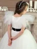 女の子のドレスふくらんでいるチュールフラワースリーブチャイルドウェディングドレスキッズパーティーのためのピュアホワイトページェントボールガウン