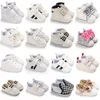 Premiers marcheurs né bébé chaussures garçon fille classique sport semelle souple en cuir PU multicolore Walker baskets décontractées blanc baptême 230322