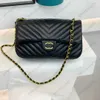 En Kaliteli 2023 Yeni Omuz Crossbody Çanta Kadın Moda V Nakış Hattı Çift Zincir Omuz Çantası Taşınabilir Çanta Koltukaltı Kılıfı Qwertyui879 010323H