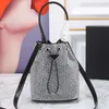 Crystal Bucket Bag Mini Tygväskor Fashion Crossbody Purse Women Axel Handväskor Diamonds Triangular Sheet Metal Drawstring Bindi288J