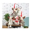 クリスマスの装飾ぬいぐるみのトナカイ人形は、家のためのエルク鹿のおもちゃの装飾を立てているLEDライトを備えています。