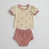 Kläduppsättningar födda babyflickan pojke kläder sommarplädblomma blommiga bomullsbarn kläduppsättningar korta ärmstoppar t-shirt shorts 2 st baby outfits 230322