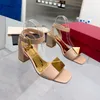 Sandały Znany Projektant Kobiety Luksusowe Skórzane Wysokie Obcasy Moda Rzymskie Buty Styl 6cm Chunky Heel Party Shoes Rozmiar 35-41 Fabryczne Pudełko na Buty Wysyłka