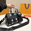 2023 Bolsa de designer de luxo Men Duffle Bag V Crossbody Bacs KeepAll 25 Shouder Bag BB Polka Dot Pillow Bag Women Bolsa Carta