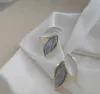 Luksusowe klasyczne nowe popularne kolczyki klasyczny styl niebiesko -białe liście kolczyki Piękne kolczyki Kolczyki Women Wedding Jewelry Kolczyki Wysokiej jakości prezent