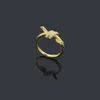 Originele gravemeerontwerper Diamond T Knoop Ring Extravagant 18K Gold Silver Rose 316L Roestvrij staal Letterringen Women Men Men Wedding Sieraden Lady Party Geschenken 6 7 8 9