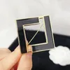 Designer-Buchstaben-Brosche, Brosche aus 18 Karat Gold, Vintage-Designer-Stempel-Abzeichen-Brosche, Damen-Geschenk, schwarze Brosche mit Box, Frühling, Reise, Party-Accessoires, Modemarke