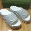 Zapatillas de plataforma Sandalias de mujer Chanclas de goma Zapatillas de tacón medio en relieve Mulas de diseñador Sandalias perforadas Tobogán de suela gruesa Chanclas de playa de verano