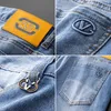 2023 lente/zomer dunne lichtblauwe jeans heren achterzak laserpatroon elastische slanke fit kleine voeten modebroek mannen