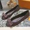 Popis Ballerine piatte Scarpe eleganti nere Scarpa singola dal famoso designer 2023 Nuova tomaia con punta tonda con logo esclusivo Papillon decorativo Fornisci uno stile rilassato 35 42