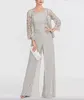 Moder Elegant Chiffon of the Bride Pants Suit With Short Lace Jacket Billiga bröllop Gästklänningar Kvinnor Beach Country Formal Party Wear